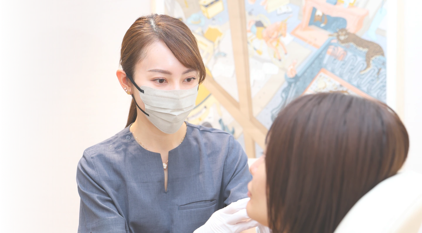 患者の肌の状態を手で確かめるスタッフ